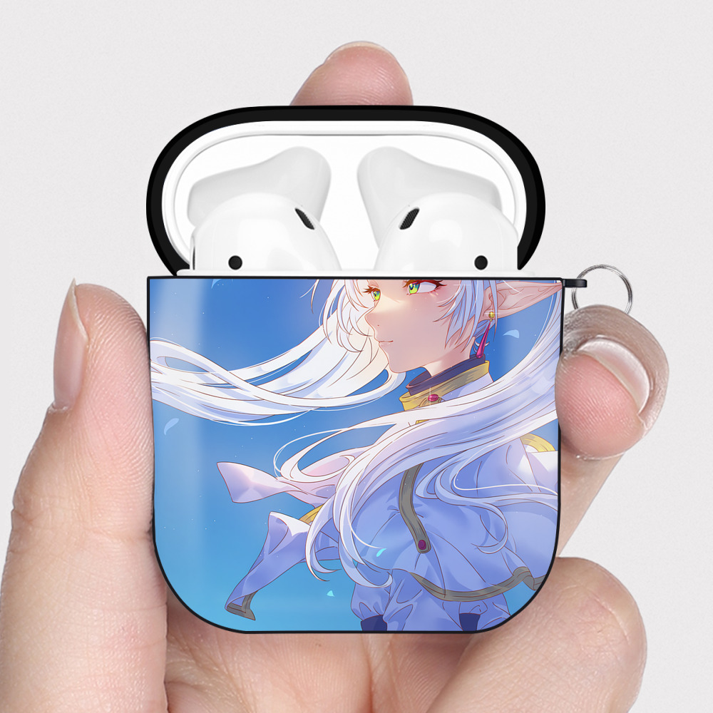 （画像用） 葬送のフリーレン Frieren AirPods 第2世代保護ケース ハードシェル ブラック 耐衝撃・防指紋・カラビナ付き