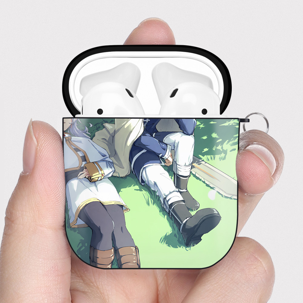 （画像用） 葬送のフリーレン Frieren AirPods 第2世代保護ケース ハードシェル ブラック 耐衝撃・防指紋・カラビナ付き