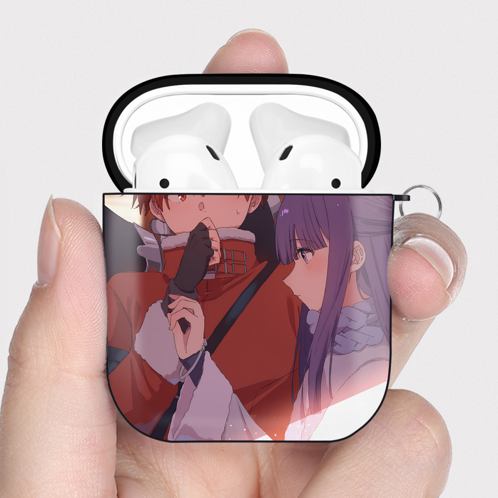 （画像用） 葬送のフリーレン Frieren AirPods 第2世代保護ケース ハードシェル ブラック 耐衝撃・防指紋・カラビナ付き