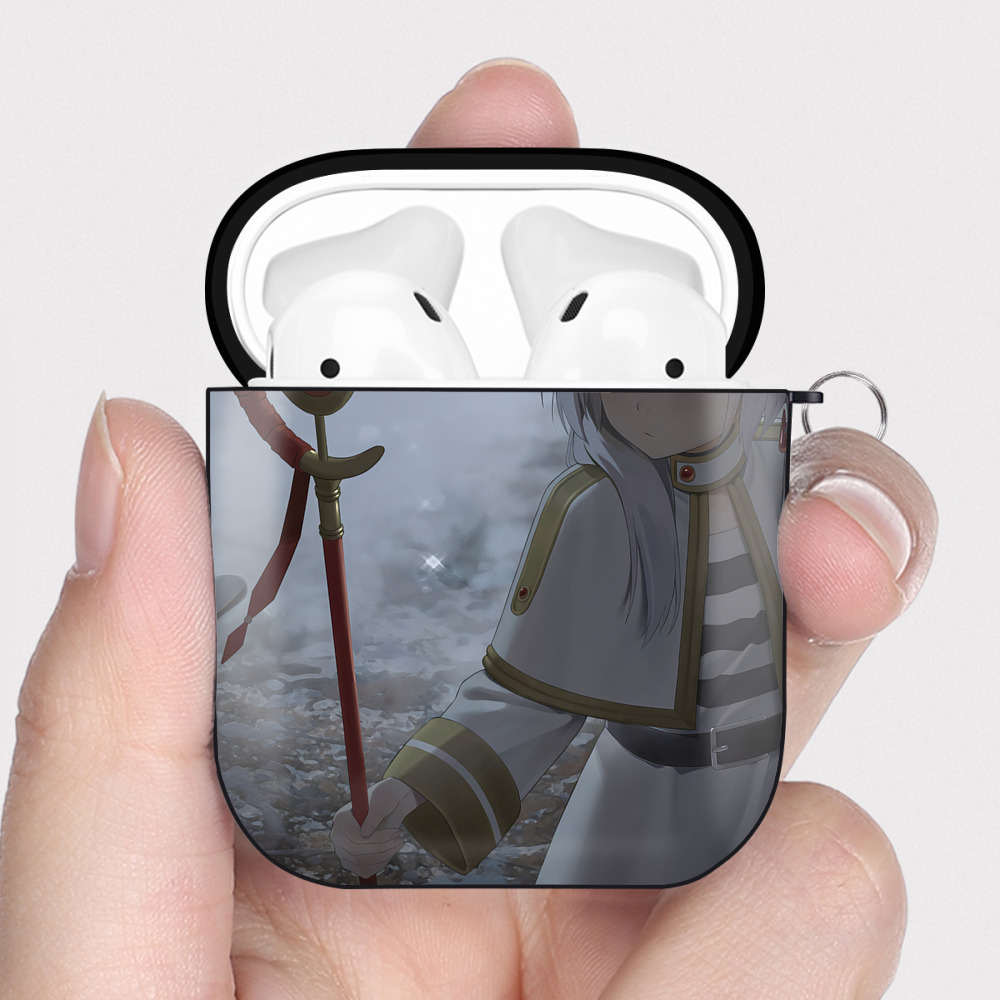 （画像用） 葬送のフリーレン Frieren AirPods 第2世代保護ケース ハードシェル ブラック 耐衝撃・防指紋・カラビナ付き
