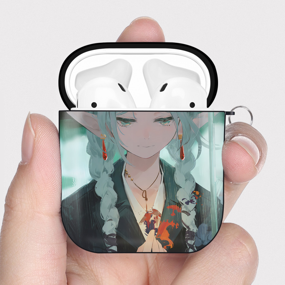 （画像用） 葬送のフリーレン Frieren AirPods 第2世代保護ケース ハードシェル ブラック 耐衝撃・防指紋・カラビナ付き