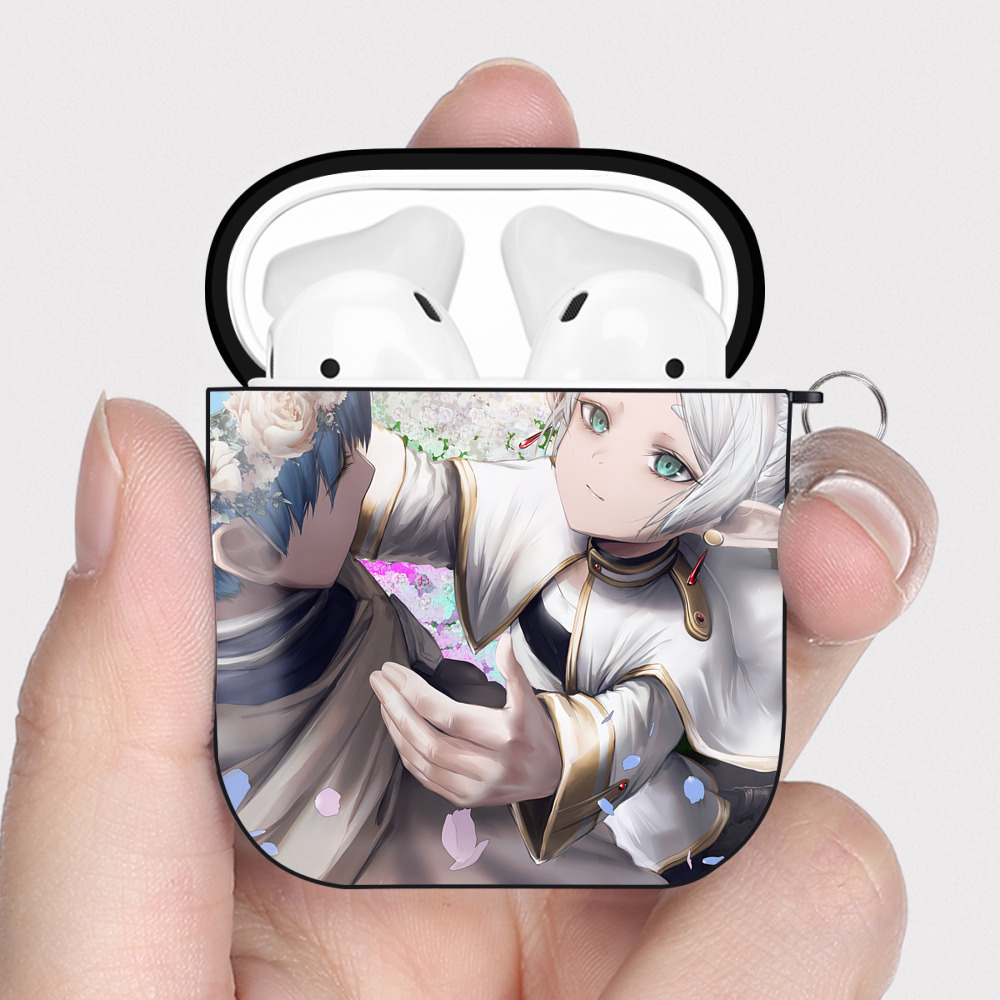 （画像用） 葬送のフリーレン Frieren AirPods 第2世代保護ケース ハードシェル ブラック 耐衝撃・防指紋・カラビナ付き