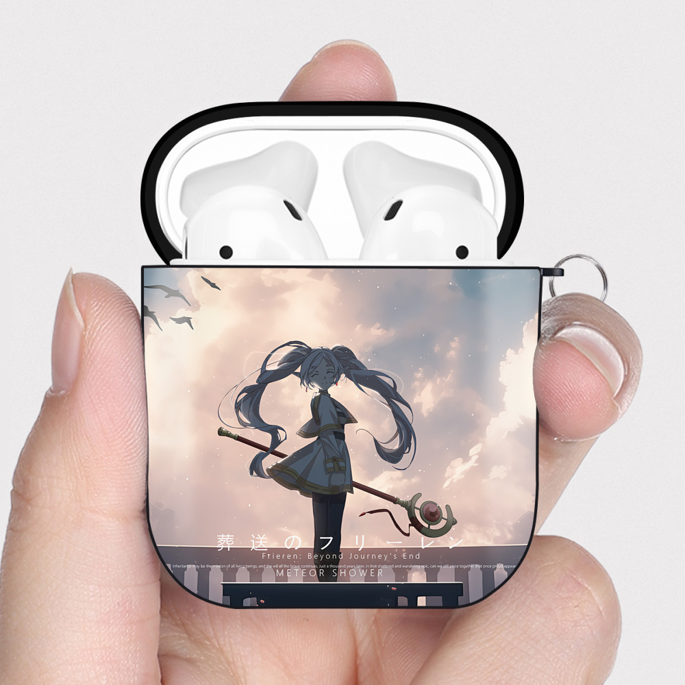 （画像用） 葬送のフリーレン Frieren AirPods 第2世代保護ケース ハードシェル ブラック 耐衝撃・防指紋・カラビナ付き