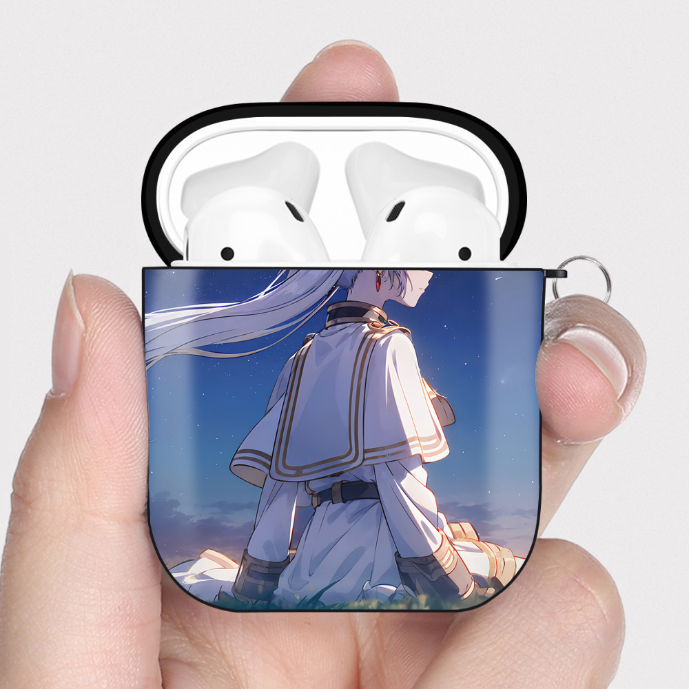 （画像用） 葬送のフリーレン Frieren AirPods 第2世代保護ケース ハードシェル ブラック 耐衝撃・防指紋・カラビナ付き