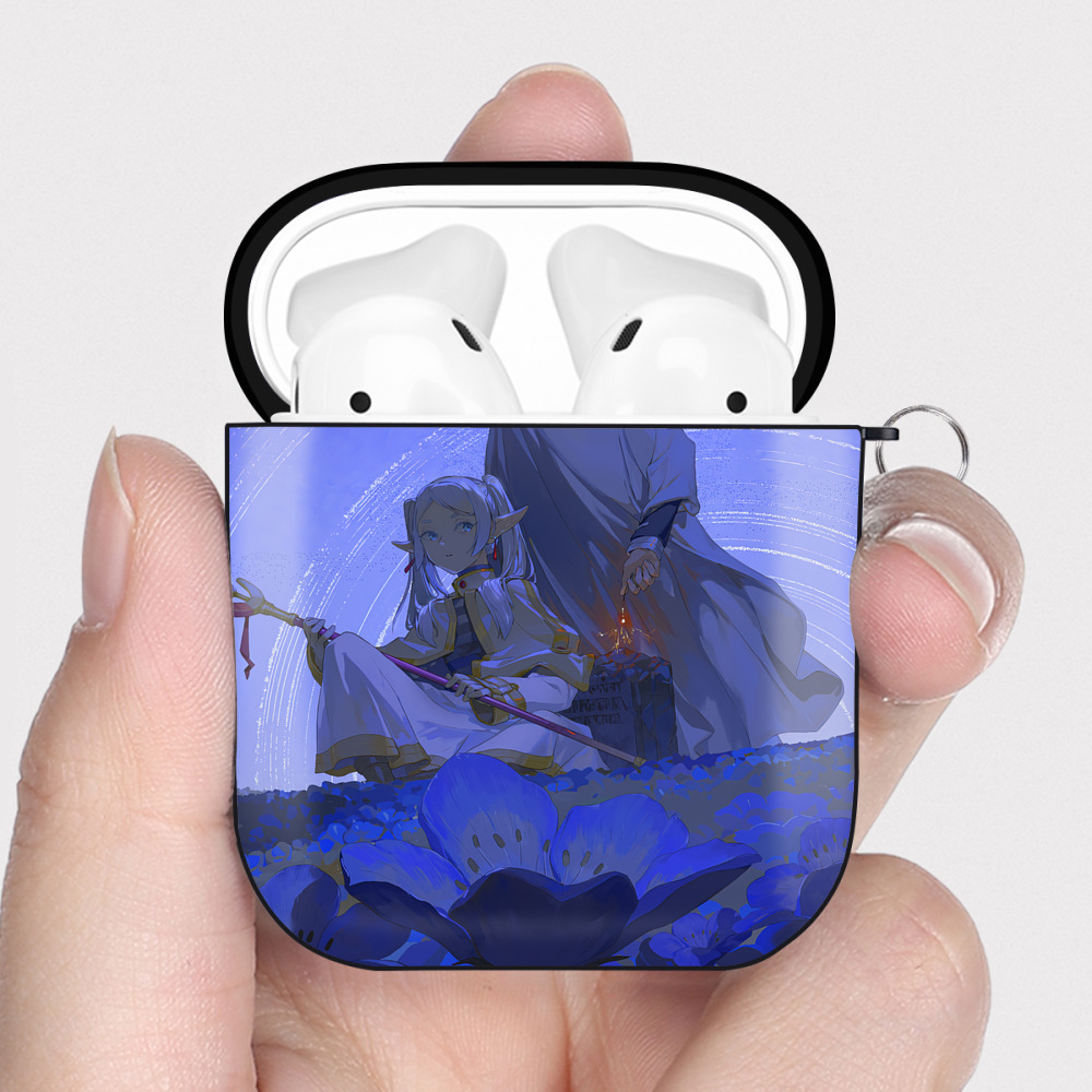 （画像用） 葬送のフリーレン Frieren AirPods 第2世代保護ケース ハードシェル ブラック 耐衝撃・防指紋・カラビナ付き