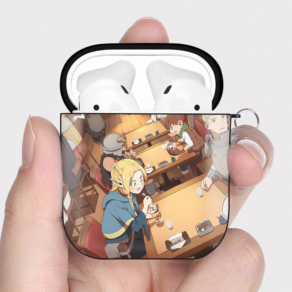 （画像用） 葬送のフリーレン Frieren AirPods 第2世代保護ケース ハードシェル ブラック 耐衝撃・防指紋・カラビナ付き