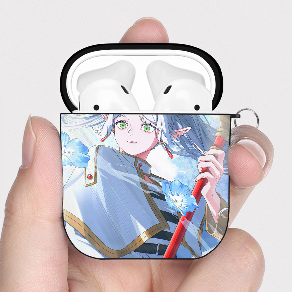 （画像用） 葬送のフリーレン Frieren AirPods 第2世代保護ケース ハードシェル ブラック 耐衝撃・防指紋・カラビナ付き