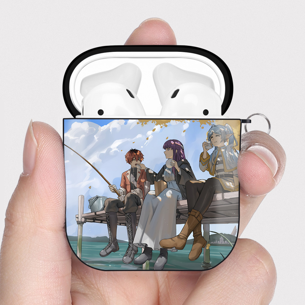 （画像用） 葬送のフリーレン Frieren AirPods 第2世代保護ケース ハードシェル ブラック 耐衝撃・防指紋・カラビナ付き