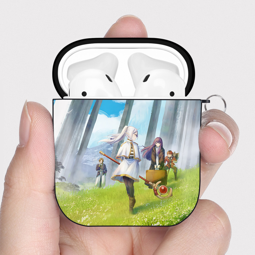 （画像用） 葬送のフリーレン Frieren AirPods 第2世代保護ケース ハードシェル ブラック 耐衝撃・防指紋・カラビナ付き