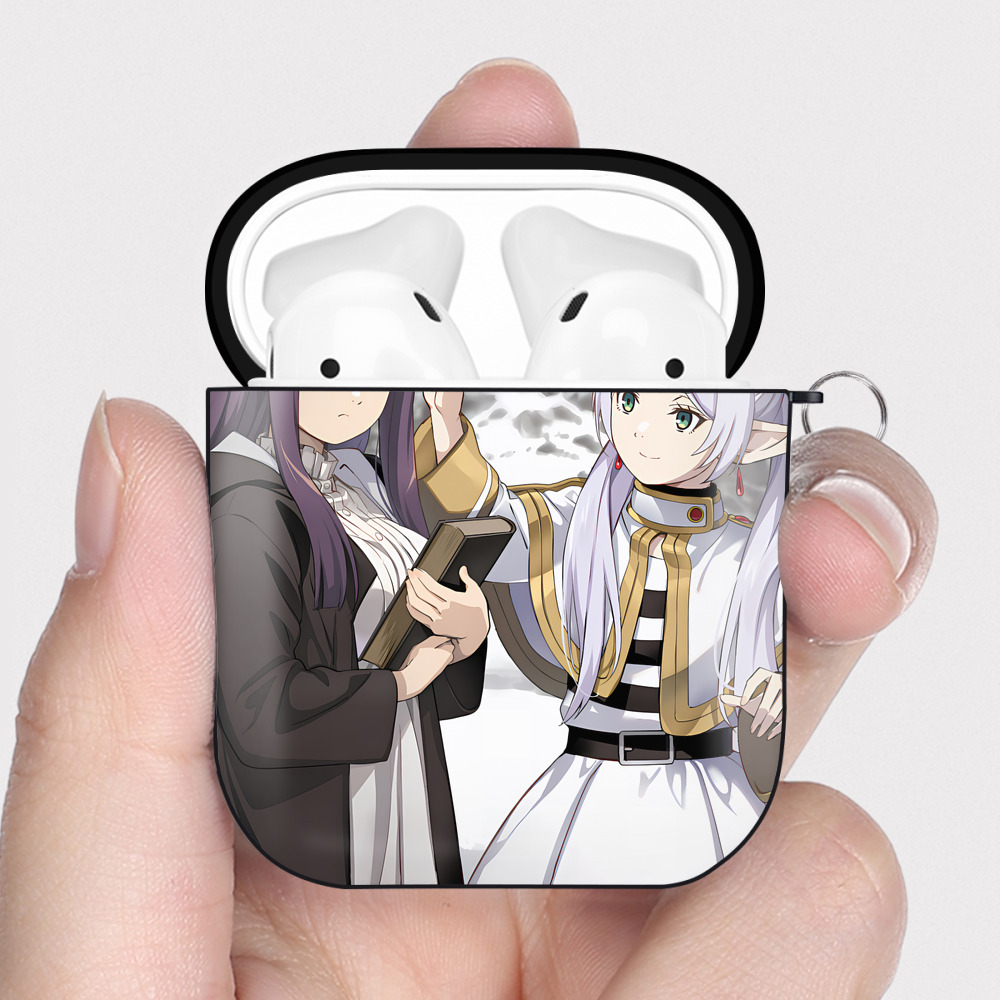 （画像用） 葬送のフリーレン Frieren AirPods 第2世代保護ケース ハードシェル ブラック 耐衝撃・防指紋・カラビナ付き