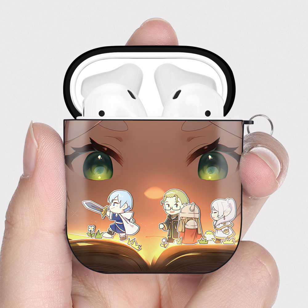 （画像用） 葬送のフリーレン Frieren AirPods 第2世代保護ケース ハードシェル ブラック 耐衝撃・防指紋・カラビナ付き