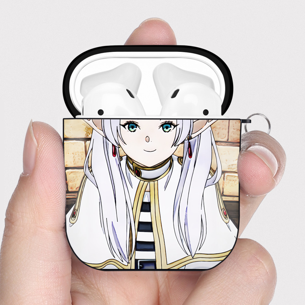 （画像用） 葬送のフリーレン Frieren AirPods 第2世代保護ケース ハードシェル ブラック 耐衝撃・防指紋・カラビナ付き