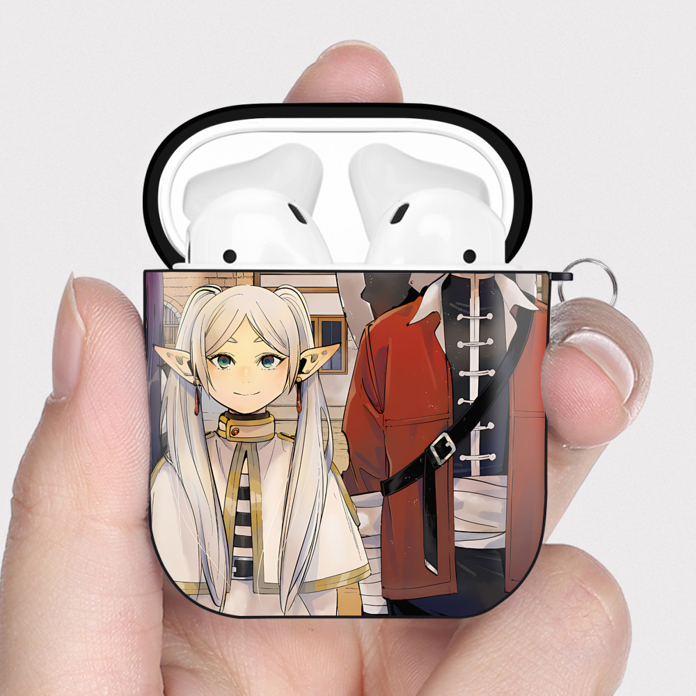 （画像用） 葬送のフリーレン Frieren AirPods 第2世代保護ケース ハードシェル ブラック 耐衝撃・防指紋・カラビナ付き