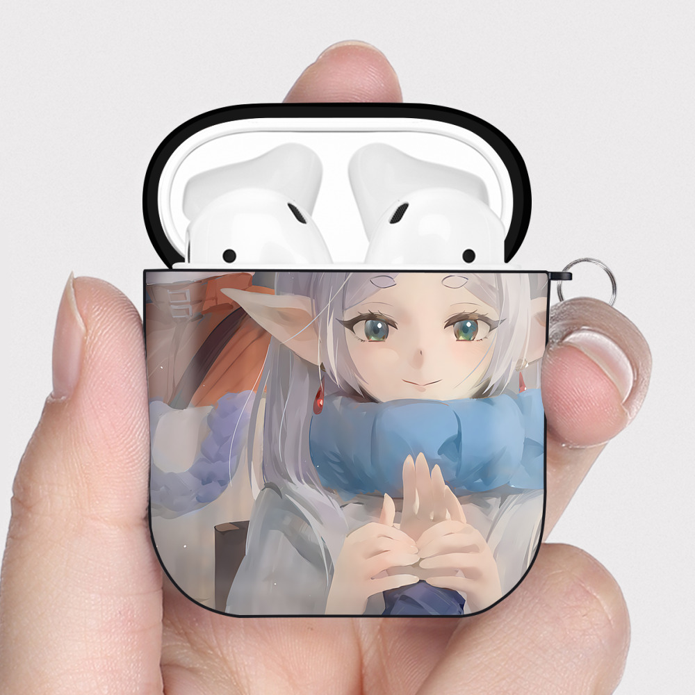 （画像用） 葬送のフリーレン Frieren AirPods 第2世代保護ケース ハードシェル ブラック 耐衝撃・防指紋・カラビナ付き