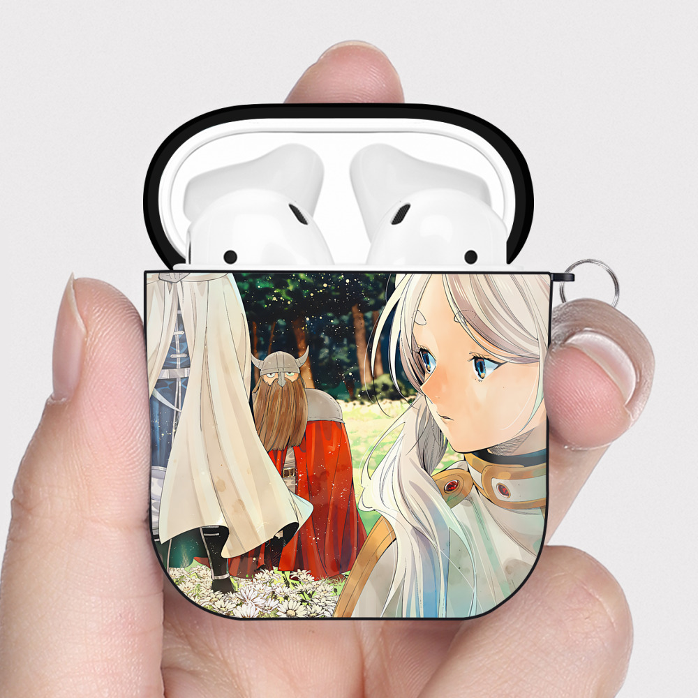 （画像用） 葬送のフリーレン Frieren AirPods 第2世代保護ケース ハードシェル ブラック 耐衝撃・防指紋・カラビナ付き