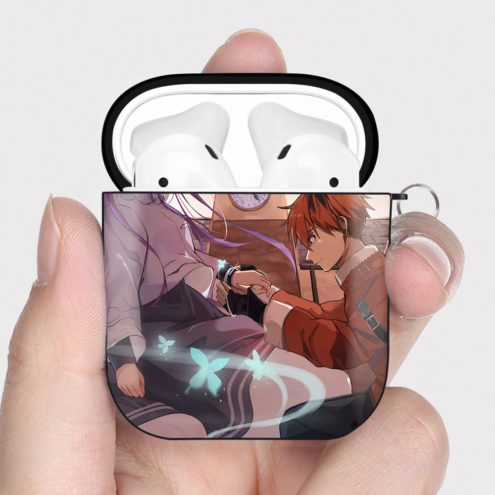 （画像用） 葬送のフリーレン Frieren AirPods 第2世代保護ケース ハードシェル ブラック 耐衝撃・防指紋・カラビナ付き