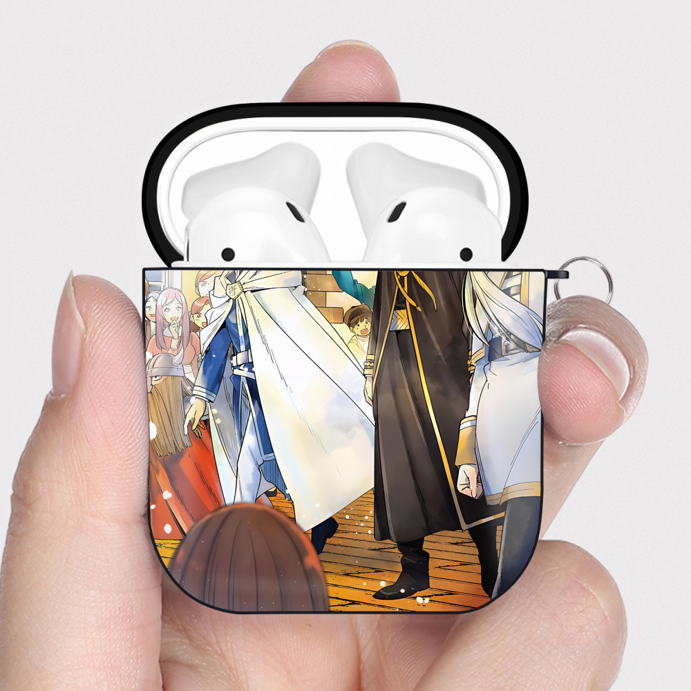 （画像用） 葬送のフリーレン Frieren AirPods 第2世代保護ケース ハードシェル ブラック 耐衝撃・防指紋・カラビナ付き