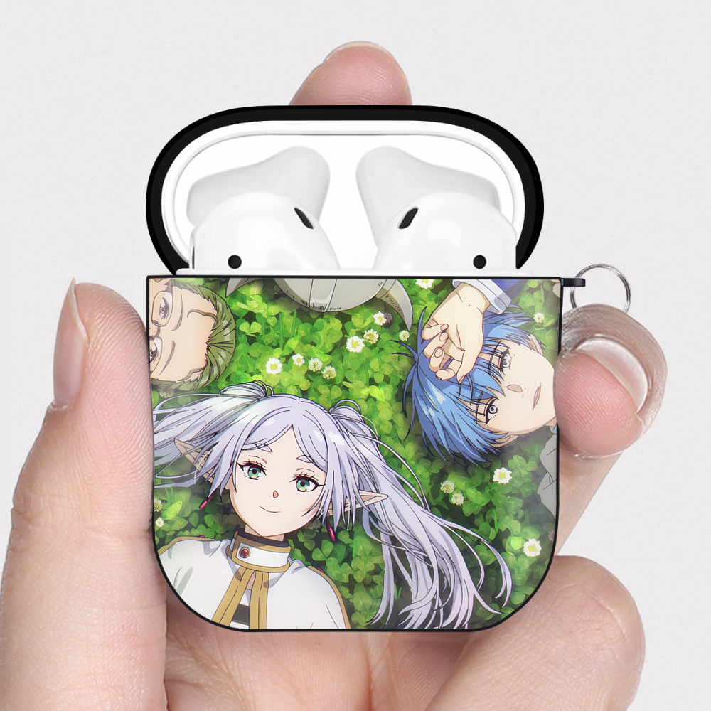 （画像用） 葬送のフリーレン Frieren AirPods 第2世代保護ケース ハードシェル ブラック 耐衝撃・防指紋・カラビナ付き