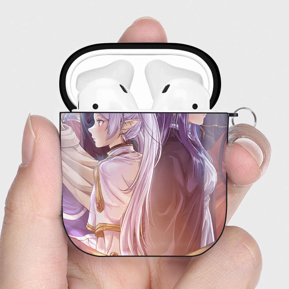 （画像用） 葬送のフリーレン Frieren AirPods 第2世代保護ケース ハードシェル ブラック 耐衝撃・防指紋・カラビナ付き