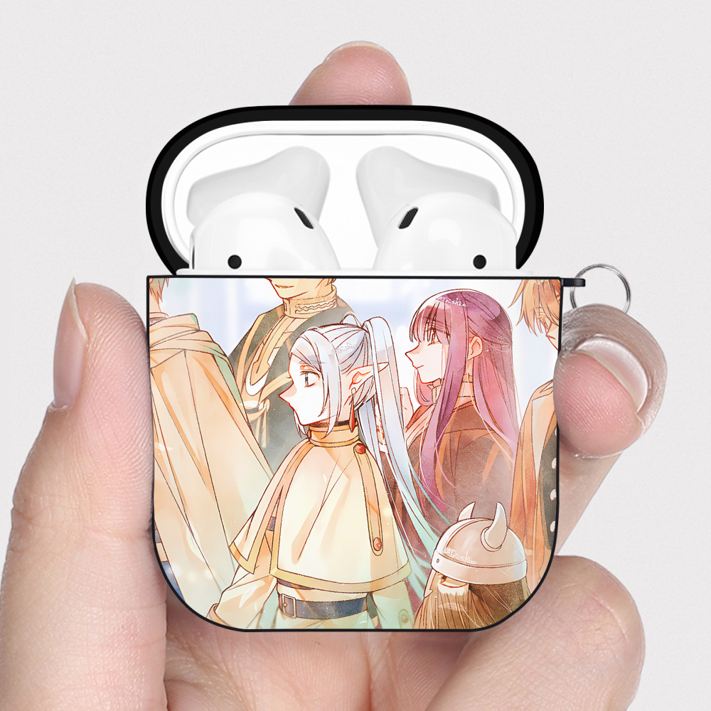 （画像用） 葬送のフリーレン Frieren AirPods 第2世代保護ケース ハードシェル ブラック 耐衝撃・防指紋・カラビナ付き