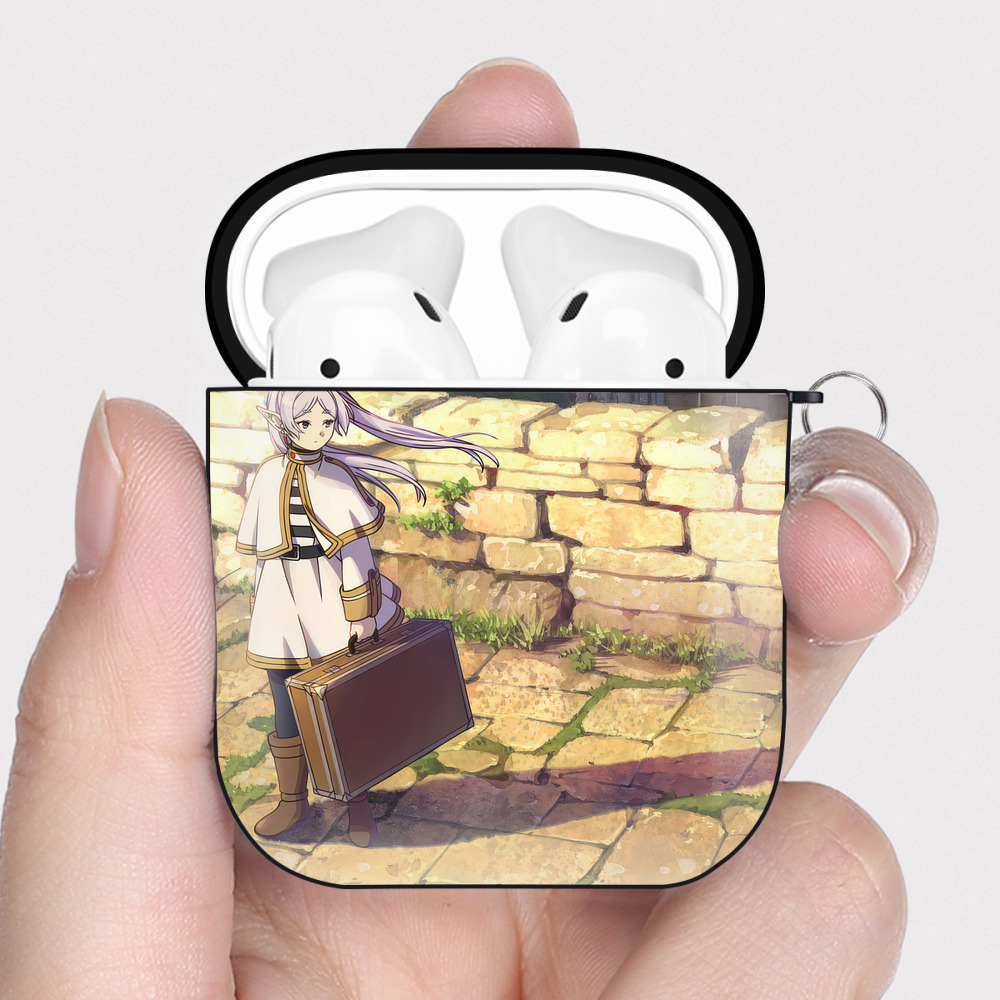 （画像用） 葬送のフリーレン Frieren AirPods 第2世代保護ケース ハードシェル ブラック 耐衝撃・防指紋・カラビナ付き