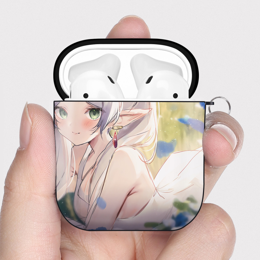 （画像用） 葬送のフリーレン Frieren AirPods 第2世代保護ケース ハードシェル ブラック 耐衝撃・防指紋・カラビナ付き