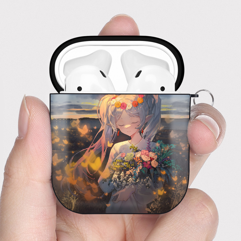（画像用） 葬送のフリーレン Frieren AirPods 第2世代保護ケース ハードシェル ブラック 耐衝撃・防指紋・カラビナ付き