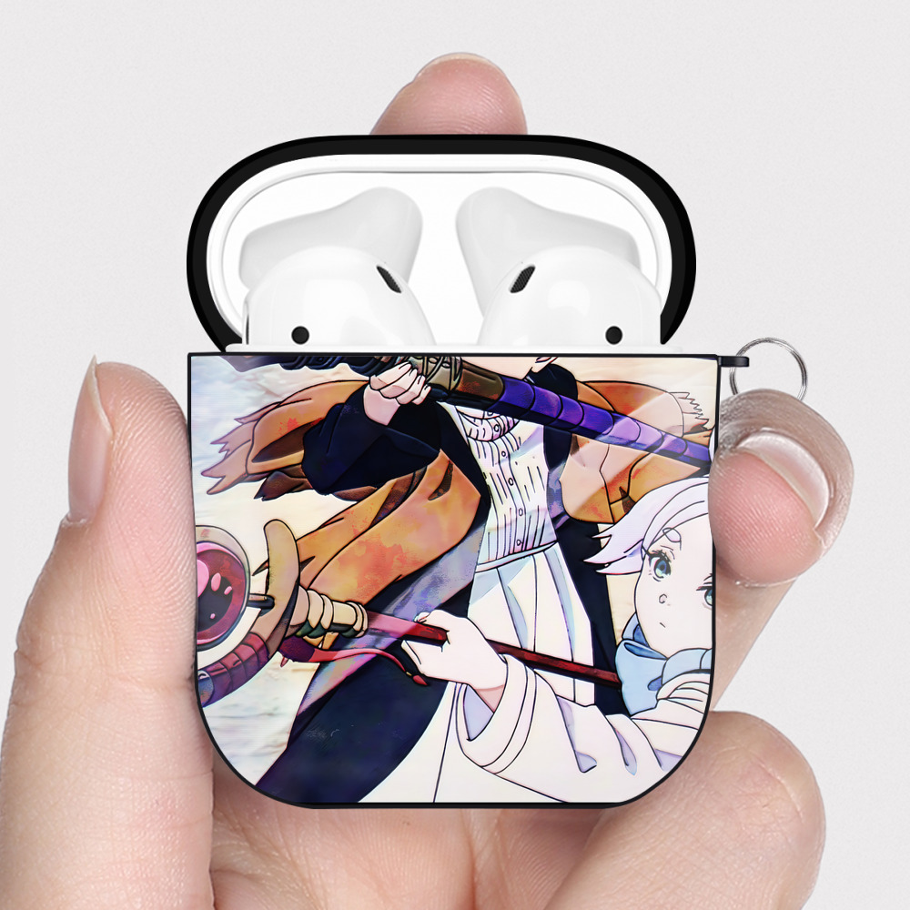 （画像用） 葬送のフリーレン Frieren AirPods 第2世代保護ケース ハードシェル ブラック 耐衝撃・防指紋・カラビナ付き