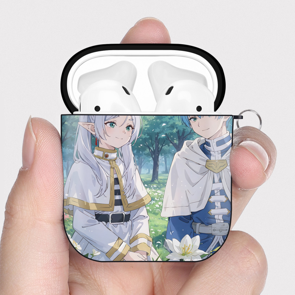 （画像用） 葬送のフリーレン Frieren AirPods 第2世代保護ケース ハードシェル ブラック 耐衝撃・防指紋・カラビナ付き