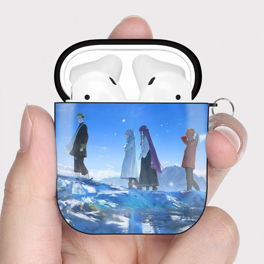（画像用） 葬送のフリーレン Frieren AirPods 第2世代保護ケース ハードシェル ブラック 耐衝撃・防指紋・カラビナ付き