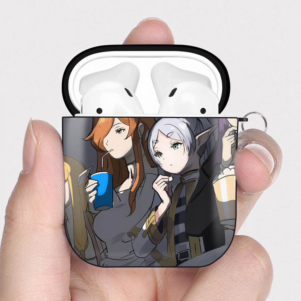 （画像用） 葬送のフリーレン Frieren AirPods 第2世代保護ケース ハードシェル ブラック 耐衝撃・防指紋・カラビナ付き