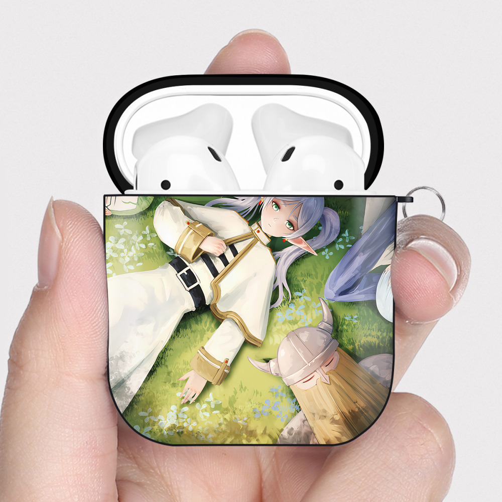 （画像用） 葬送のフリーレン Frieren AirPods 第2世代保護ケース ハードシェル ブラック 耐衝撃・防指紋・カラビナ付き