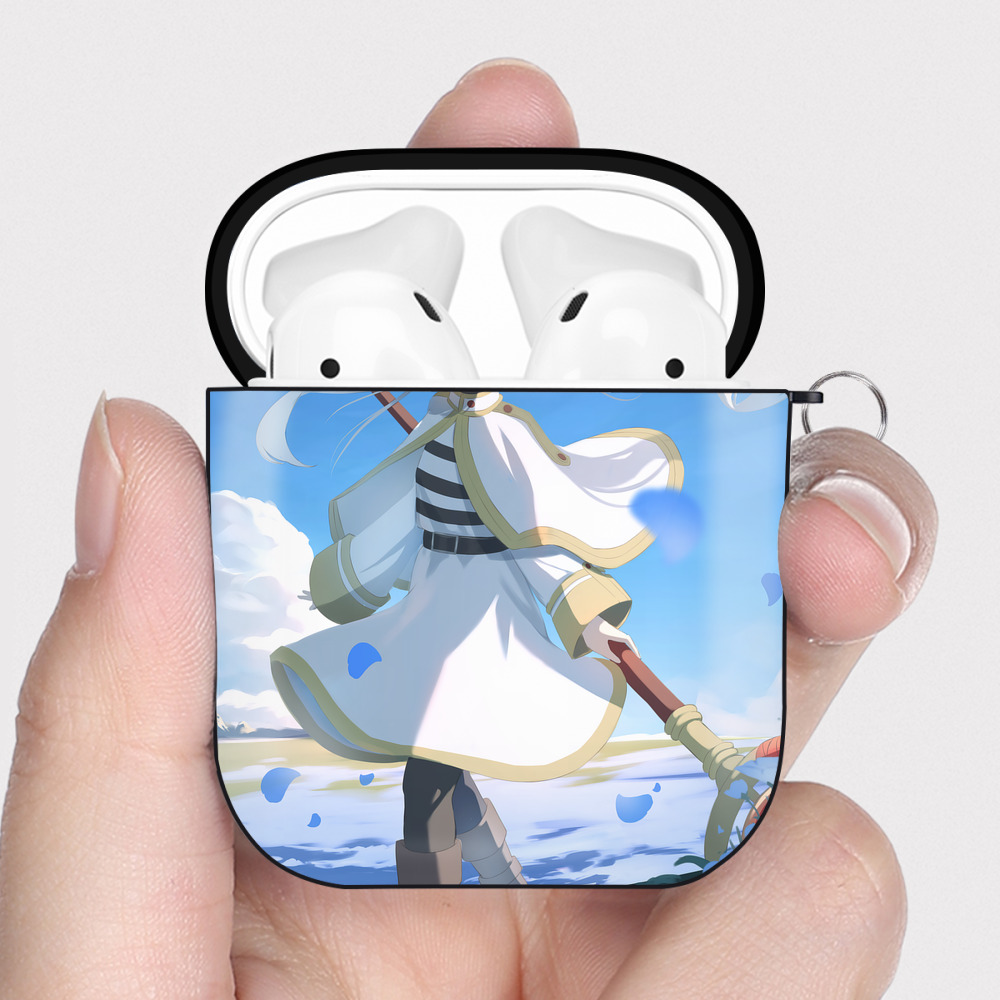 （画像用） 葬送のフリーレン Frieren AirPods 第2世代保護ケース ハードシェル ブラック 耐衝撃・防指紋・カラビナ付き