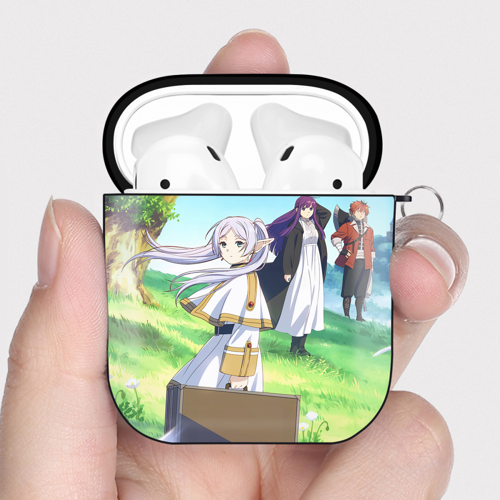 （画像用） 葬送のフリーレン Frieren AirPods 第2世代保護ケース ハードシェル ブラック 耐衝撃・防指紋・カラビナ付き