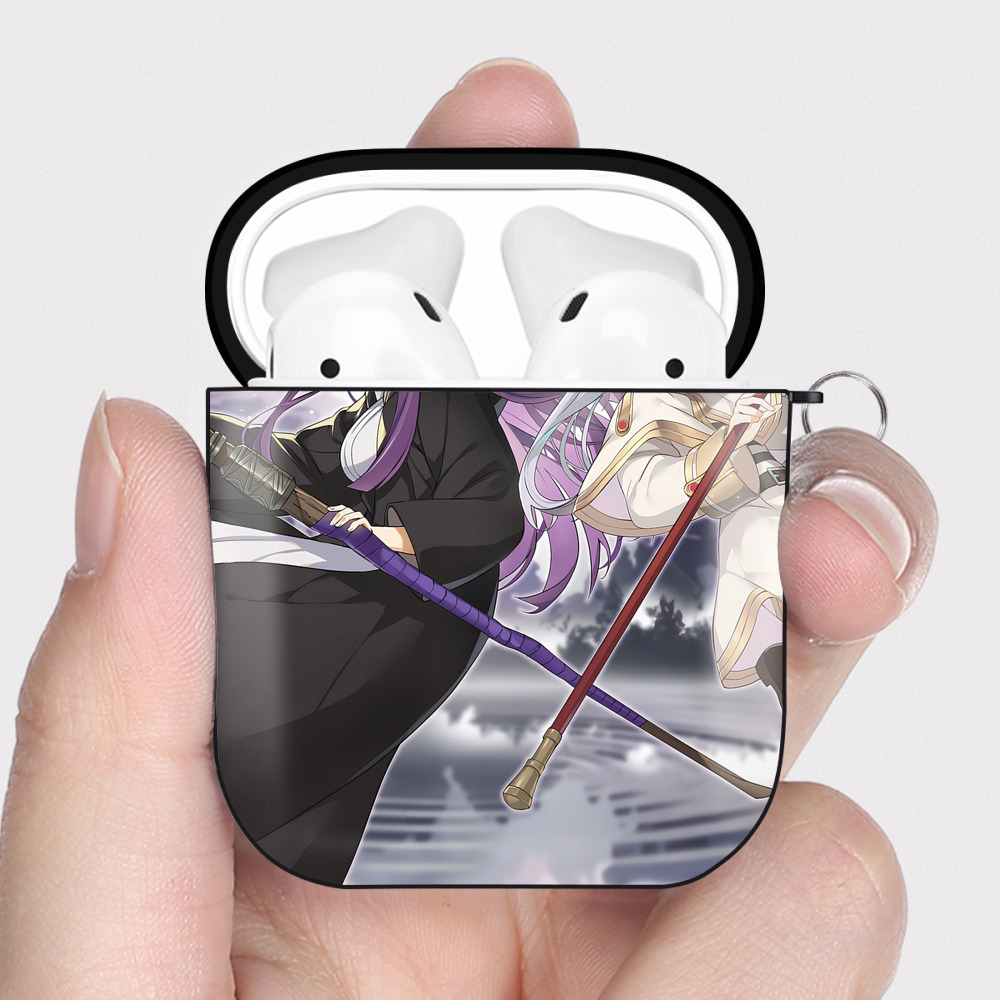（画像用） 葬送のフリーレン Frieren AirPods 第2世代保護ケース ハードシェル ブラック 耐衝撃・防指紋・カラビナ付き