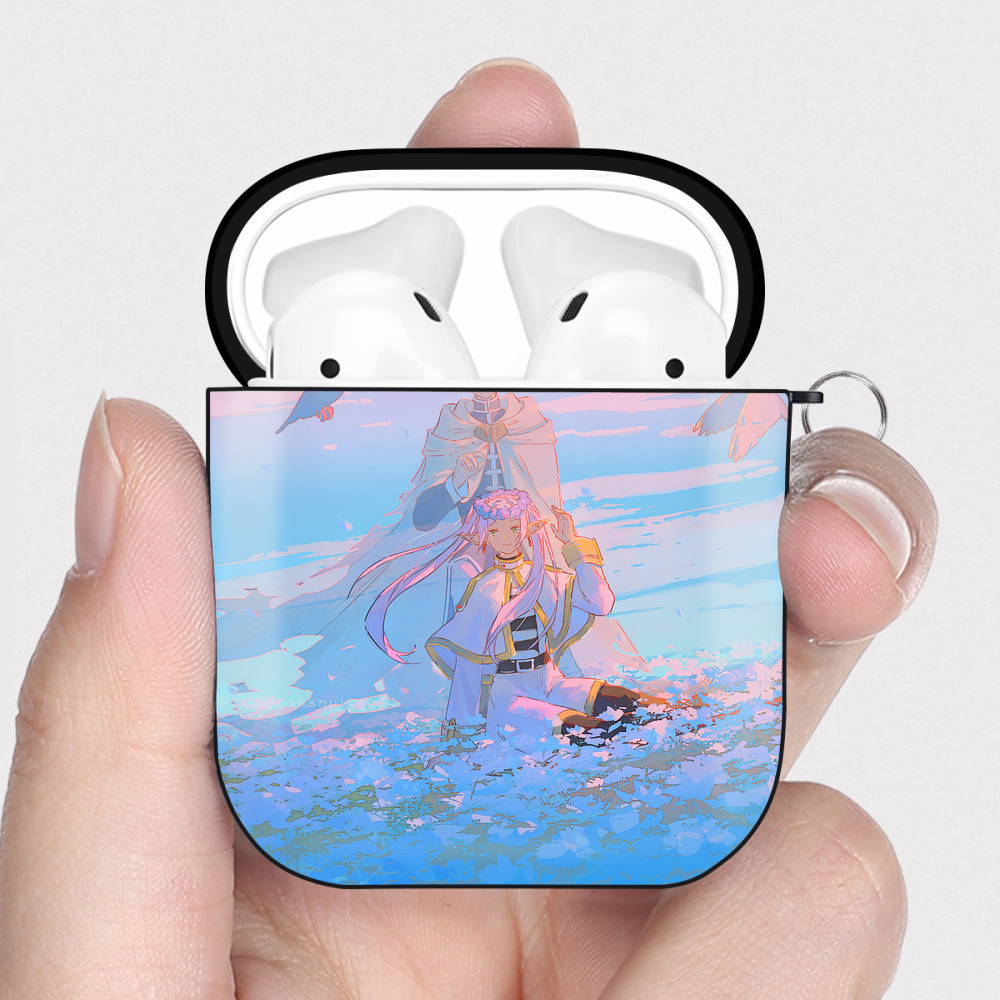 （画像用） 葬送のフリーレン Frieren AirPods 第2世代保護ケース ハードシェル ブラック 耐衝撃・防指紋・カラビナ付き