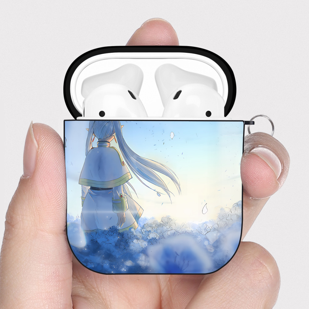 （画像用） 葬送のフリーレン Frieren AirPods 第2世代保護ケース ハードシェル ブラック 耐衝撃・防指紋・カラビナ付き