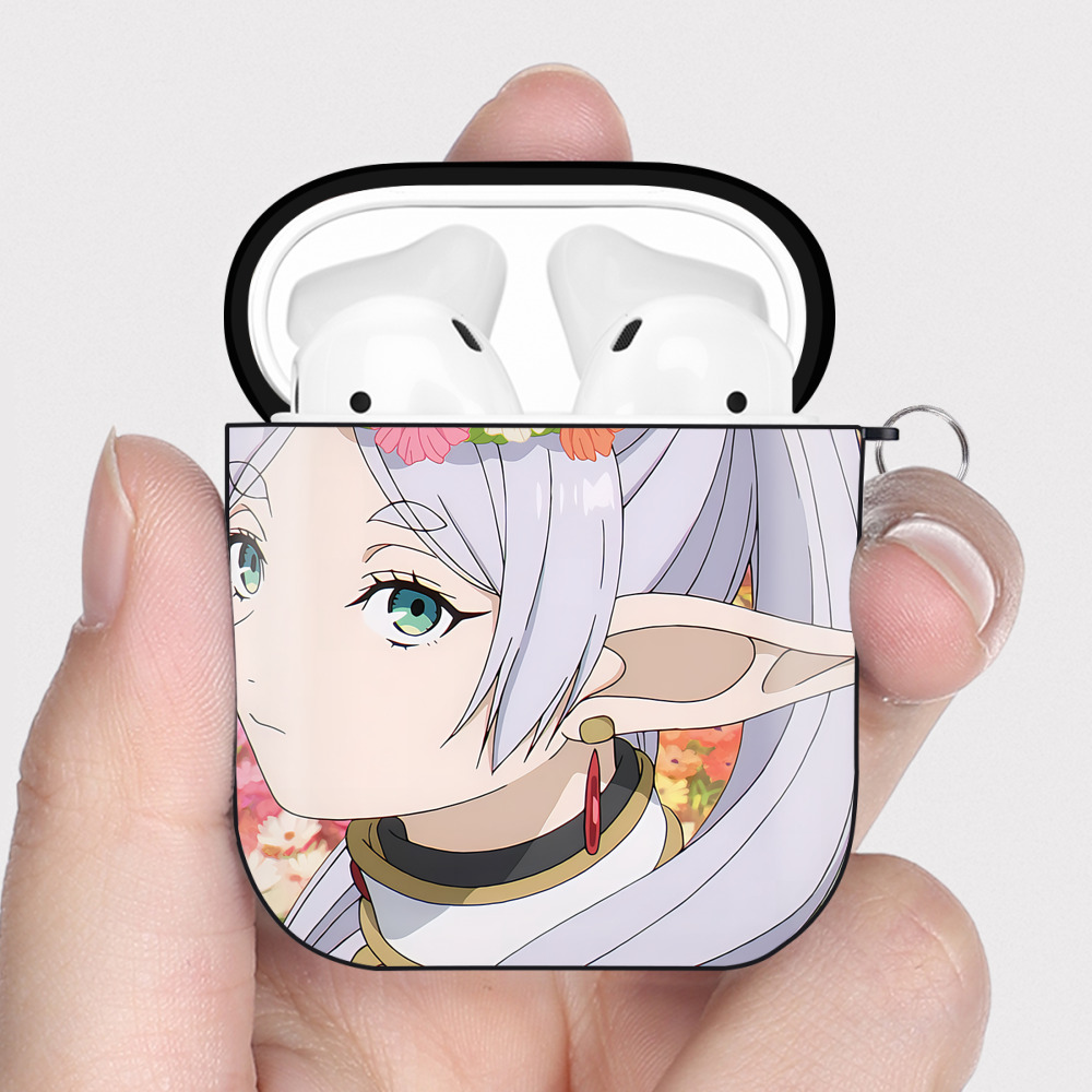 （画像用） 葬送のフリーレン Frieren AirPods 第2世代保護ケース ハードシェル ブラック 耐衝撃・防指紋・カラビナ付き