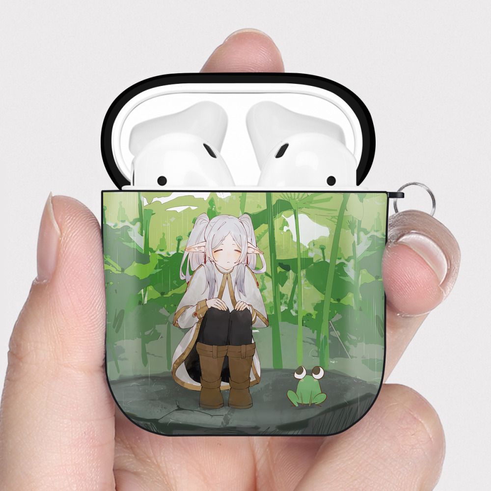 （画像用） 葬送のフリーレン Frieren AirPods 第2世代保護ケース ハードシェル ブラック 耐衝撃・防指紋・カラビナ付き
