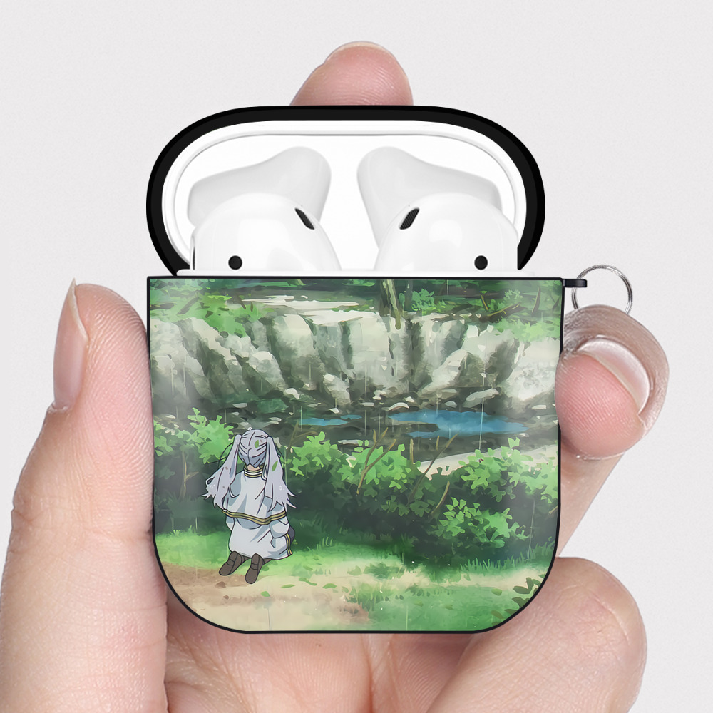 （画像用） 葬送のフリーレン Frieren AirPods 第2世代保護ケース ハードシェル ブラック 耐衝撃・防指紋・カラビナ付き