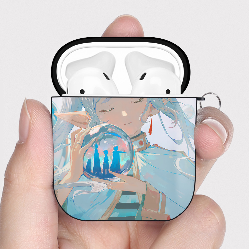 （画像用） 葬送のフリーレン Frieren AirPods 第2世代保護ケース ハードシェル ブラック 耐衝撃・防指紋・カラビナ付き