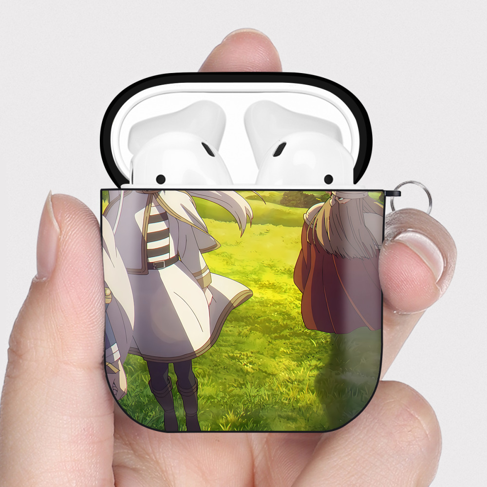 （画像用） 葬送のフリーレン Frieren AirPods 第2世代保護ケース ハードシェル ブラック 耐衝撃・防指紋・カラビナ付き
