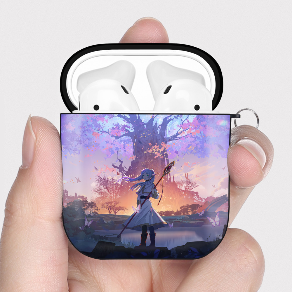 （画像用） 葬送のフリーレン Frieren AirPods 第2世代保護ケース ハードシェル ブラック 耐衝撃・防指紋・カラビナ付き