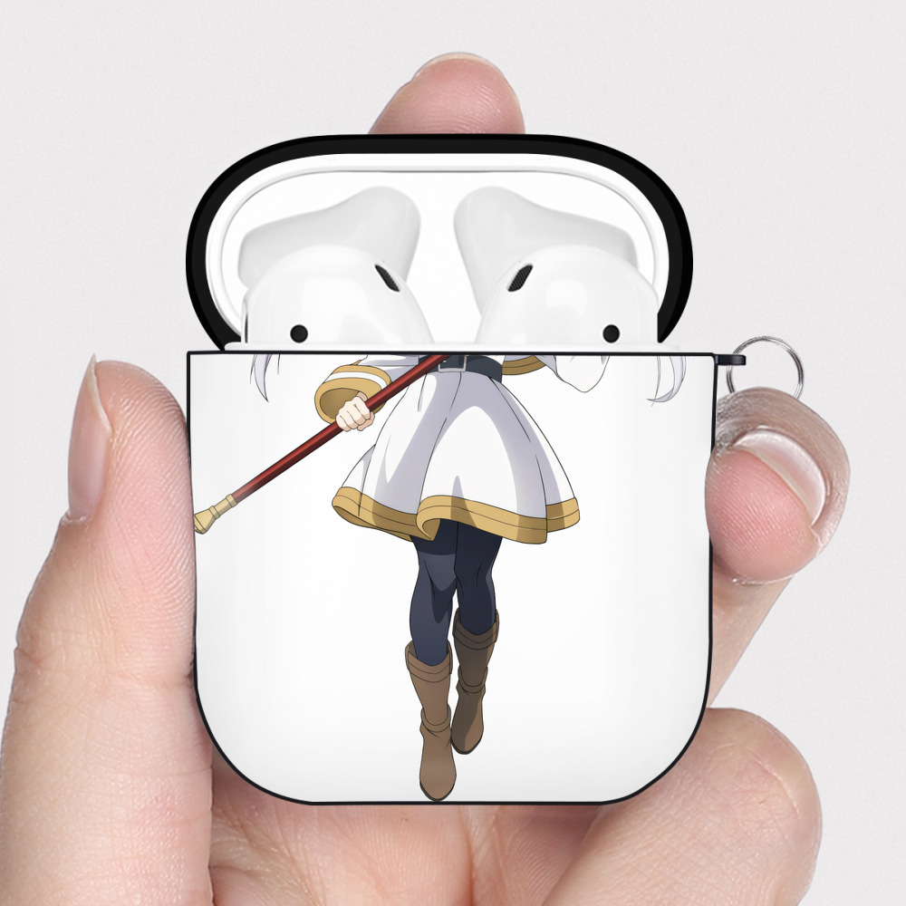 （画像用） 葬送のフリーレン Frieren AirPods 第2世代保護ケース ハードシェル ブラック 耐衝撃・防指紋・カラビナ付き