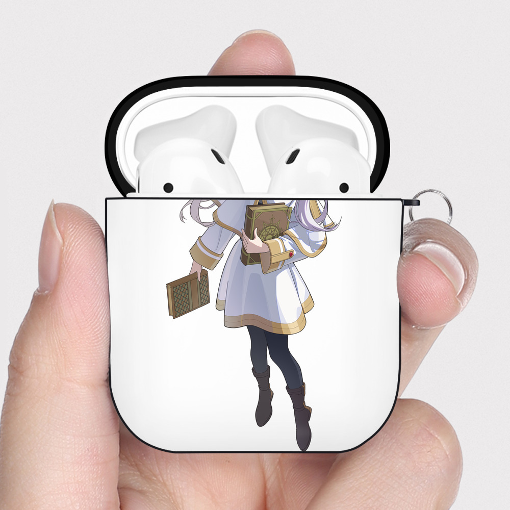 （画像用） 葬送のフリーレン Frieren AirPods 第2世代保護ケース ハードシェル ブラック 耐衝撃・防指紋・カラビナ付き