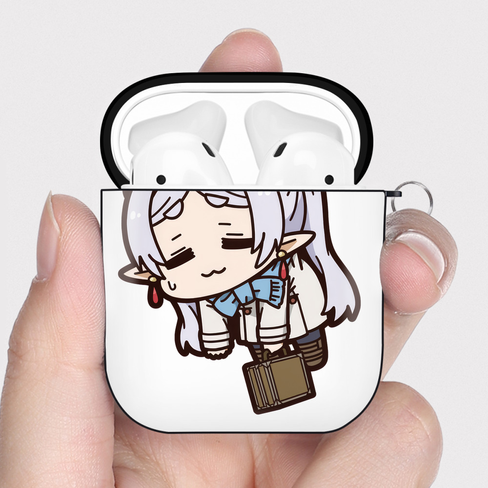 （画像用） 葬送のフリーレン Frieren AirPods 第2世代保護ケース ハードシェル ブラック 耐衝撃・防指紋・カラビナ付き