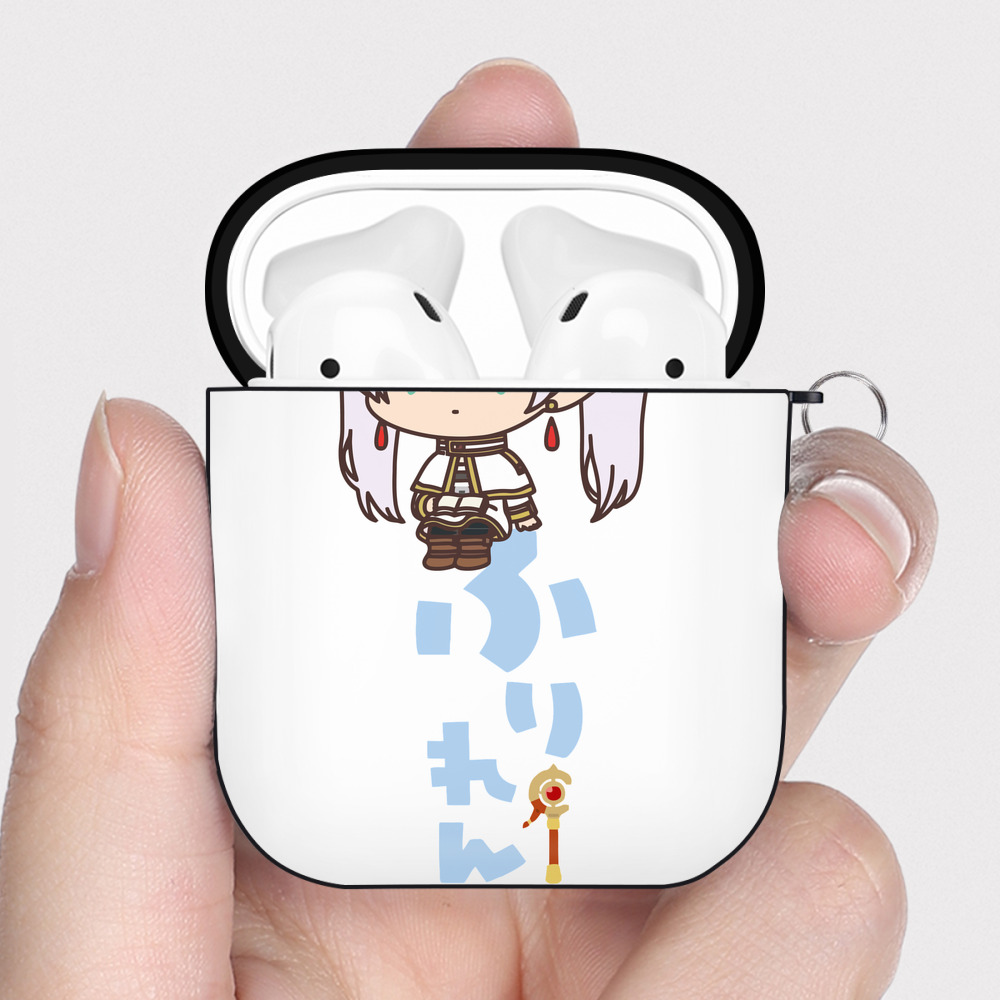 （画像用） 葬送のフリーレン Frieren AirPods 第2世代保護ケース ハードシェル ブラック 耐衝撃・防指紋・カラビナ付き