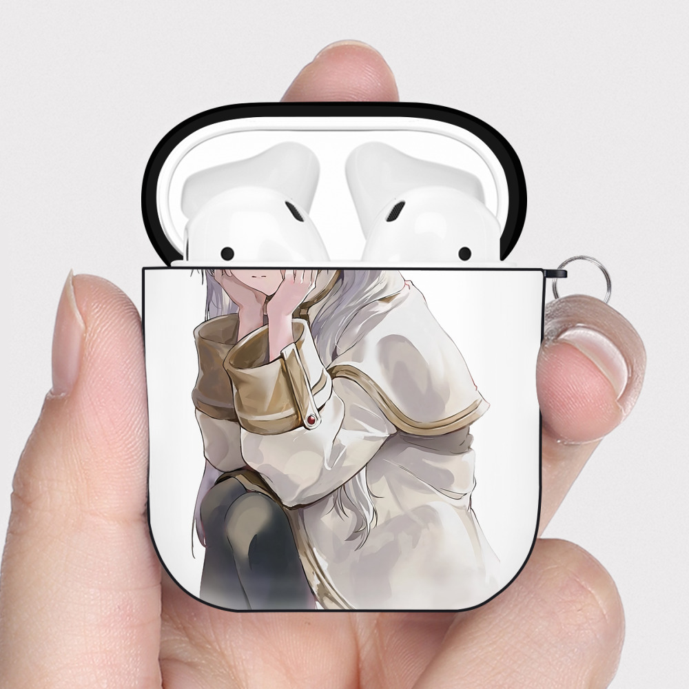 （画像用） 葬送のフリーレン Frieren AirPods 第2世代保護ケース ハードシェル ブラック 耐衝撃・防指紋・カラビナ付き