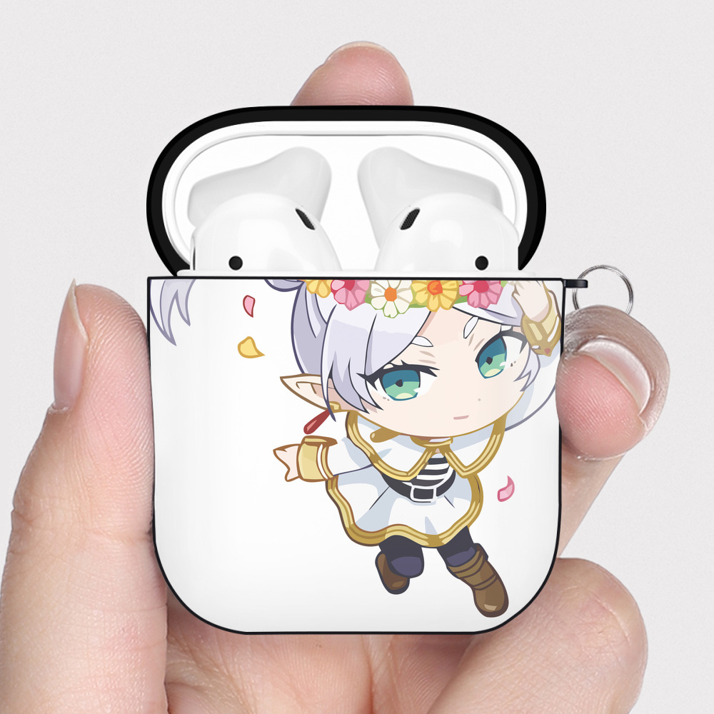 （画像用） 葬送のフリーレン Frieren AirPods 第2世代保護ケース ハードシェル ブラック 耐衝撃・防指紋・カラビナ付き