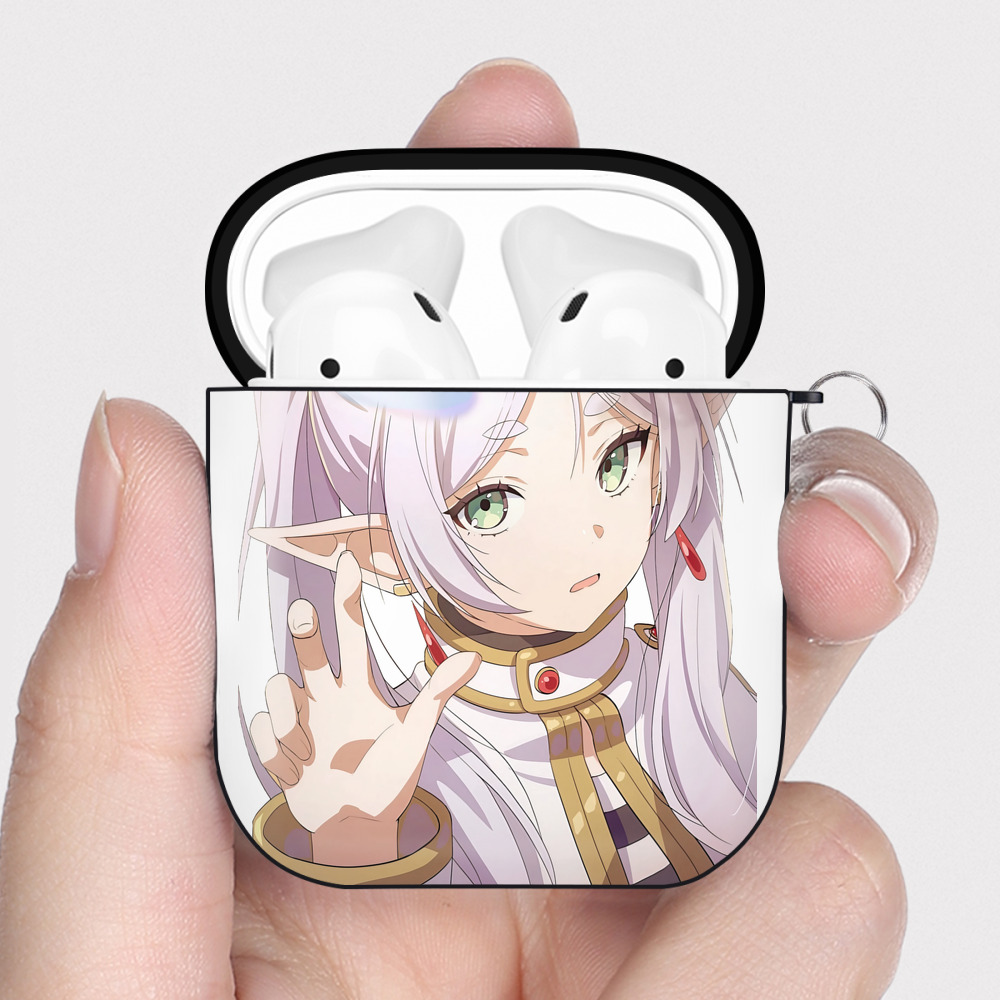 （画像用） 葬送のフリーレン Frieren AirPods 第2世代保護ケース ハードシェル ブラック 耐衝撃・防指紋・カラビナ付き